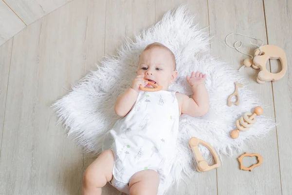 Een Mooie Schattige Pasgeboren Baby Ligt Een Wit Tapijt Speelt — Stockfoto