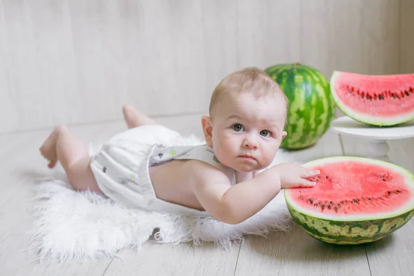 Bambino Carino Uno Sfondo Leggero Con Angurie Foto Bambino Con — Foto Stock