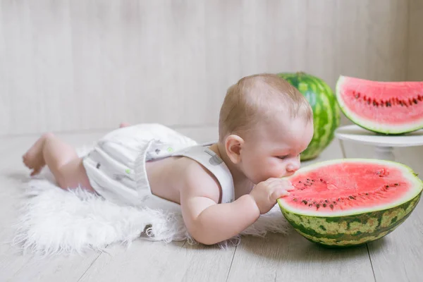 Bambino Carino Uno Sfondo Leggero Con Angurie Foto Bambino Con — Foto Stock