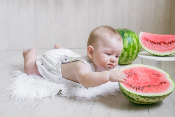 Bambino Carino Uno Sfondo Leggero Con Angurie Foto Bambino Con — Foto Stock