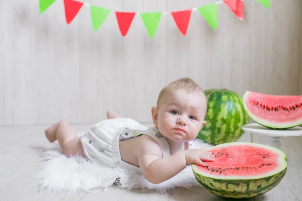 可爱的婴儿在一个轻的背景与西瓜 婴儿照片与水果 健康婴儿食品 — 图库照片