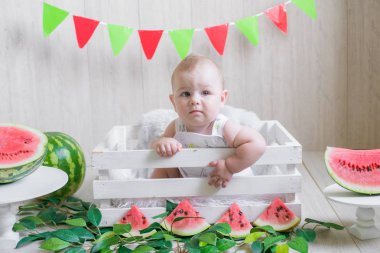 Karpuzlu hafif bir arka plan üzerinde Sevimli bebek. Meyveli bebek fotoğrafı. Sağlıklı bebek maması