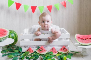 Karpuzlu hafif bir arka plan üzerinde Sevimli bebek. Meyveli bebek fotoğrafı. Sağlıklı bebek maması