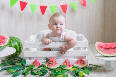 Karpuzlu hafif bir arka plan üzerinde Sevimli bebek. Meyveli bebek fotoğrafı. Sağlıklı bebek maması