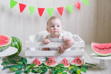 Karpuzlu hafif bir arka plan üzerinde Sevimli bebek. Meyveli bebek fotoğrafı. Sağlıklı bebek maması