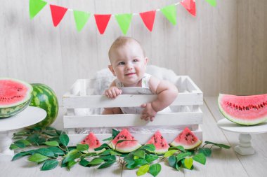 Karpuzlu hafif bir arka plan üzerinde Sevimli bebek. Meyveli bebek fotoğrafı. Sağlıklı bebek maması