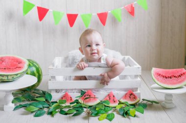 Karpuzlu hafif bir arka plan üzerinde Sevimli bebek. Meyveli bebek fotoğrafı. Sağlıklı bebek maması