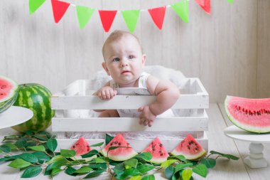 Karpuzlu hafif bir arka plan üzerinde Sevimli bebek. Meyveli bebek fotoğrafı. Sağlıklı bebek maması