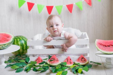 Karpuzlu hafif bir arka plan üzerinde Sevimli bebek. Meyveli bebek fotoğrafı. Sağlıklı bebek maması