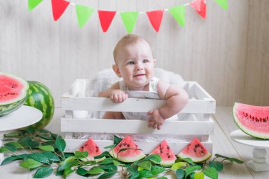 Karpuzlu hafif bir arka plan üzerinde Sevimli bebek. Meyveli bebek fotoğrafı. Sağlıklı bebek maması