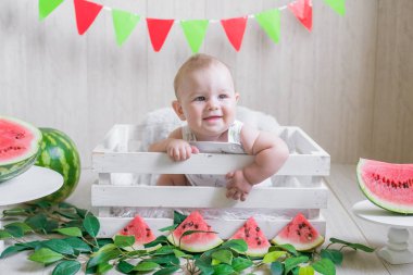 Karpuzlu hafif bir arka plan üzerinde Sevimli bebek. Meyveli bebek fotoğrafı. Sağlıklı bebek maması