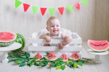 Karpuzlu hafif bir arka plan üzerinde Sevimli bebek. Meyveli bebek fotoğrafı. Sağlıklı bebek maması
