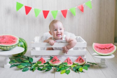 Karpuzlu hafif bir arka plan üzerinde Sevimli bebek. Meyveli bebek fotoğrafı. Sağlıklı bebek maması