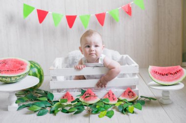 Karpuzlu hafif bir arka plan üzerinde Sevimli bebek. Meyveli bebek fotoğrafı. Sağlıklı bebek maması