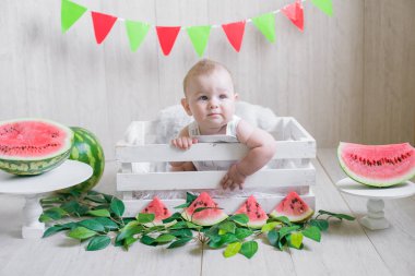 Karpuzlu hafif bir arka plan üzerinde Sevimli bebek. Meyveli bebek fotoğrafı. Sağlıklı bebek maması