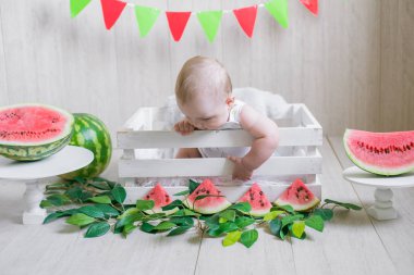 Karpuzlu hafif bir arka plan üzerinde Sevimli bebek. Meyveli bebek fotoğrafı. Sağlıklı bebek maması