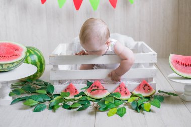 Karpuzlu hafif bir arka plan üzerinde Sevimli bebek. Meyveli bebek fotoğrafı. Sağlıklı bebek maması