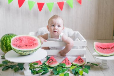 Karpuzlu hafif bir arka plan üzerinde Sevimli bebek. Meyveli bebek fotoğrafı. Sağlıklı bebek maması