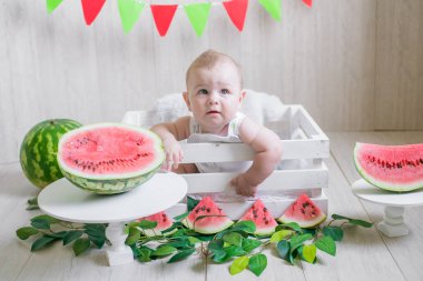 Karpuzlu hafif bir arka plan üzerinde Sevimli bebek. Meyveli bebek fotoğrafı. Sağlıklı bebek maması