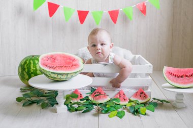 Karpuzlu hafif bir arka plan üzerinde Sevimli bebek. Meyveli bebek fotoğrafı. Sağlıklı bebek maması