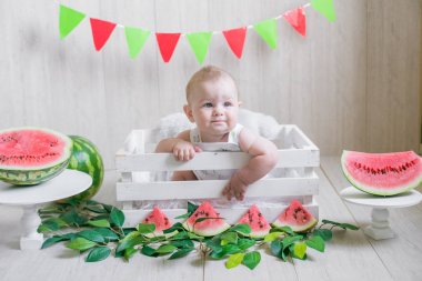 Karpuzlu hafif bir arka plan üzerinde Sevimli bebek. Meyveli bebek fotoğrafı. Sağlıklı bebek maması