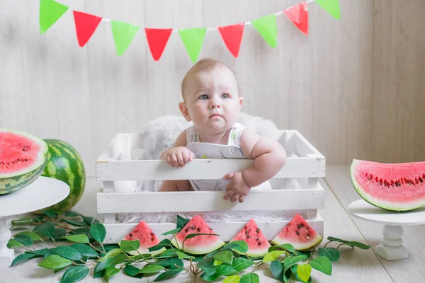 可爱的婴儿在一个轻的背景与西瓜 婴儿照片与水果 健康婴儿食品 — 图库照片