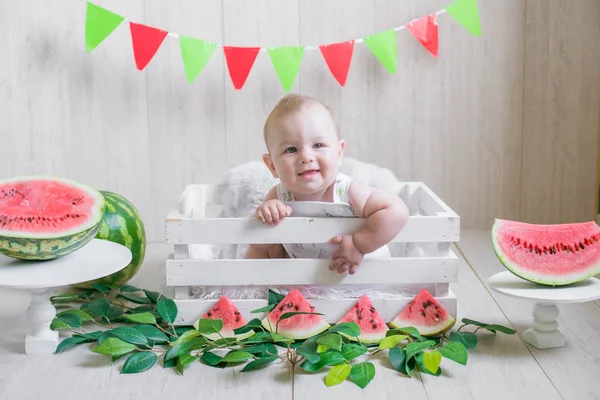 Karpuzlu hafif bir arka plan üzerinde Sevimli bebek. Meyveli bebek fotoğrafı. Sağlıklı bebek maması