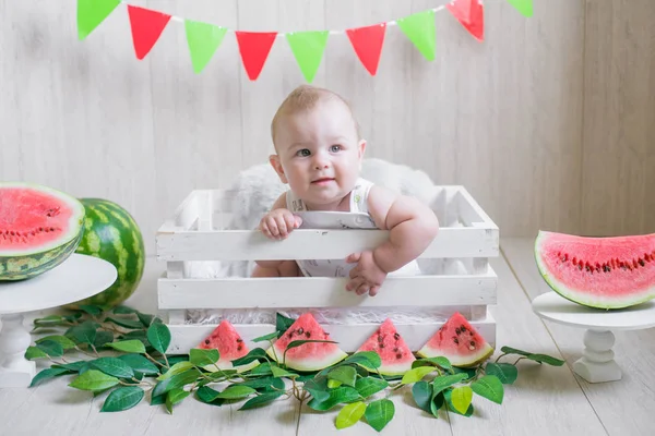 Karpuzlu hafif bir arka plan üzerinde Sevimli bebek. Meyveli bebek fotoğrafı. Sağlıklı bebek maması