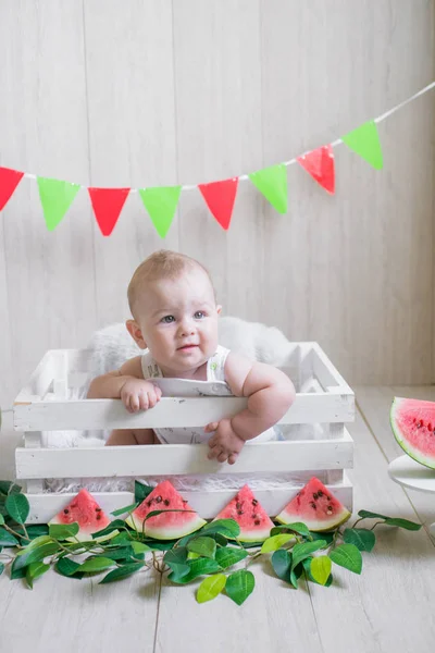 スイカと明るい背景にかわいい赤ちゃん 果物と赤ちゃんの写真 健康的なベビーフード — ストック写真