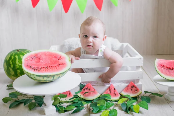 Bambino Carino Uno Sfondo Leggero Con Angurie Foto Bambino Con — Foto Stock