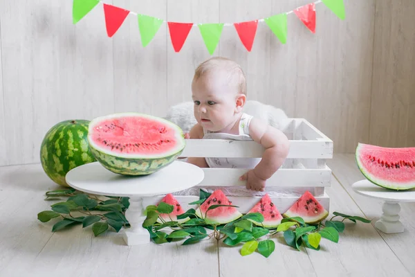 Karpuzlu hafif bir arka plan üzerinde Sevimli bebek. Meyveli bebek fotoğrafı. Sağlıklı bebek maması