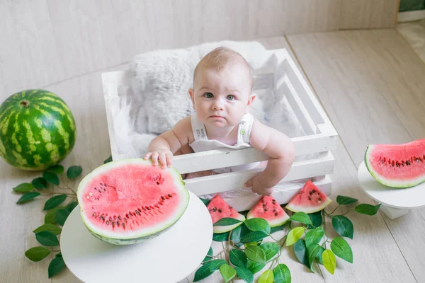 Bambino Carino Uno Sfondo Leggero Con Angurie Foto Bambino Con — Foto Stock