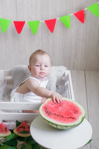 Bambino Carino Uno Sfondo Leggero Con Angurie Foto Bambino Con — Foto Stock