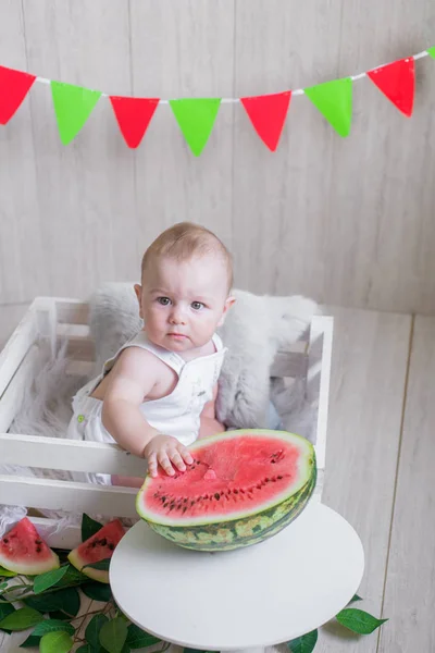 Bambino Carino Uno Sfondo Leggero Con Angurie Foto Bambino Con — Foto Stock