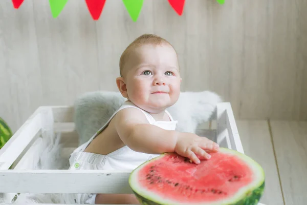 スイカと明るい背景にかわいい赤ちゃん 果物と赤ちゃんの写真 健康的なベビーフード — ストック写真