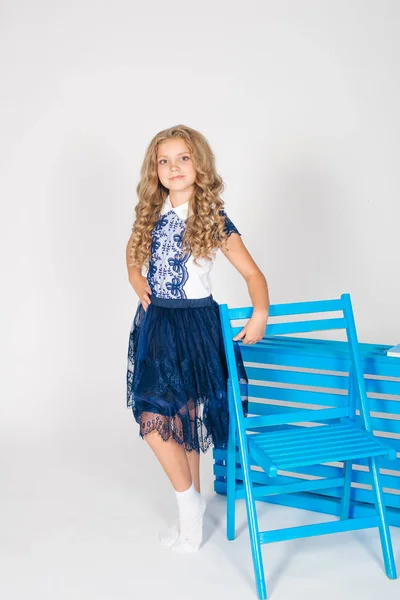 Cute Girl Długim Blond Kręcone Włosy Szkole Mody Ubrania Niebieskim — Zdjęcie stockowe