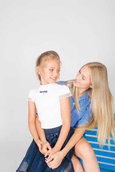 Niedliches Mädchen Mit Langen Blonden Lockigen Haaren Schulmode Kleidung Mit — Stockfoto