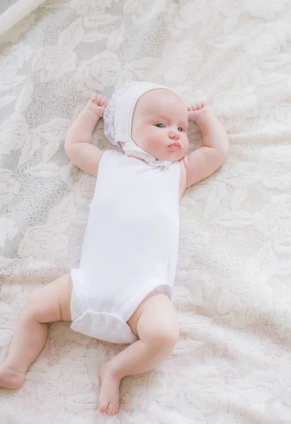 Lindo Bebé Pequeño Ropa Blanca Encuentra Una Cama Blanca Casa —  Fotos de Stock