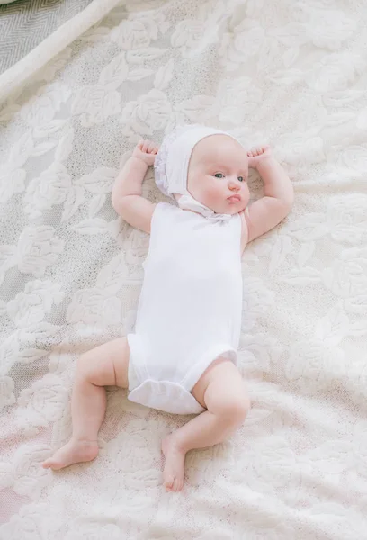 Niedliche Kleinkind Baby Weißen Kleidern Liegt Auf Einem Weißen Bett — Stockfoto