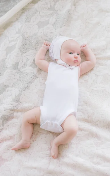Lindo Bebé Pequeño Ropa Blanca Encuentra Una Cama Blanca Casa — Foto de Stock