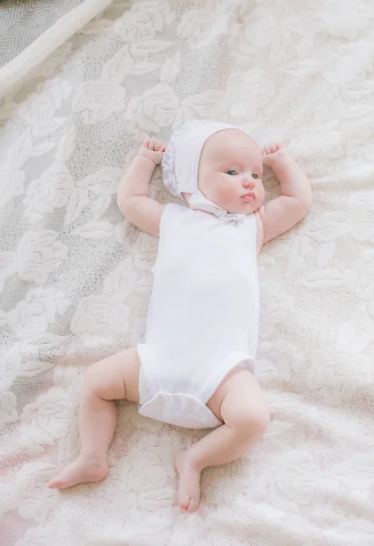 Niedliche Kleinkind Baby Weißen Kleidern Liegt Auf Einem Weißen Bett — Stockfoto