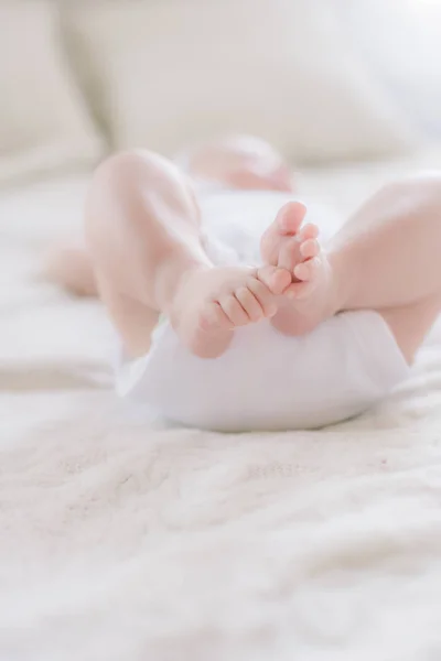 Petites Jambes Bébé Couché Sur Lit Blanc Maison Bonne Maternité — Photo