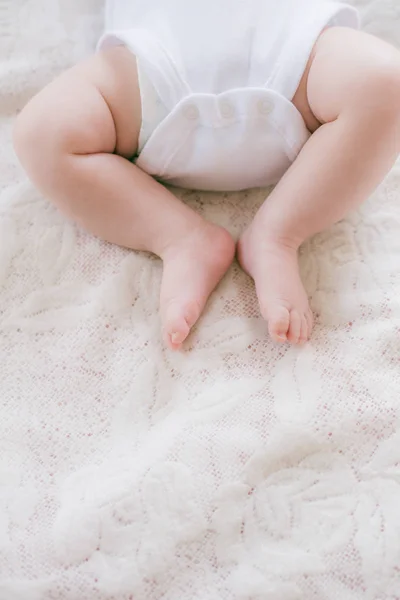 Little Legs Baby Lying White Bed Home Happy Motherhood — Stock Photo, Image