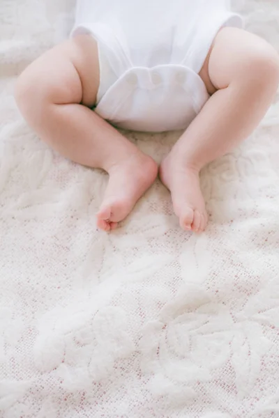 Małe Nogi Dziecka Leżącego Białym Łóżku Domu Szczęśliwa Macierzyństwo — Zdjęcie stockowe