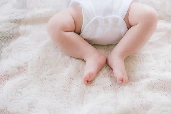 Маленькі Ноги Дитини Лежать Білому Ліжку Вдома Щасливе Материнство — стокове фото