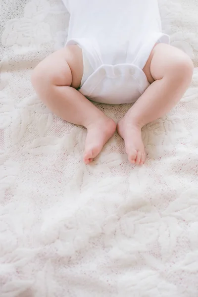 Little Legs Baby Lying White Bed Home Happy Motherhood — Stock Photo, Image