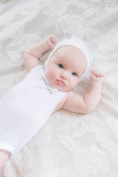 Χαριτωμένο Νήπιο Μωρό Λευκά Ρούχα Βρίσκεται Ένα Λευκό Κρεβάτι Στο — Φωτογραφία Αρχείου
