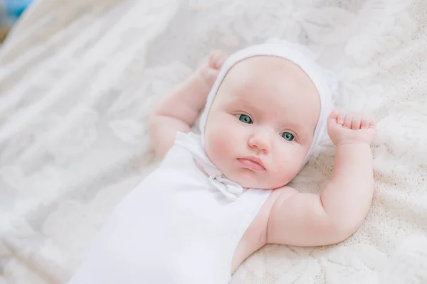 Lindo Bebé Pequeño Ropa Blanca Encuentra Una Cama Blanca Casa — Foto de Stock