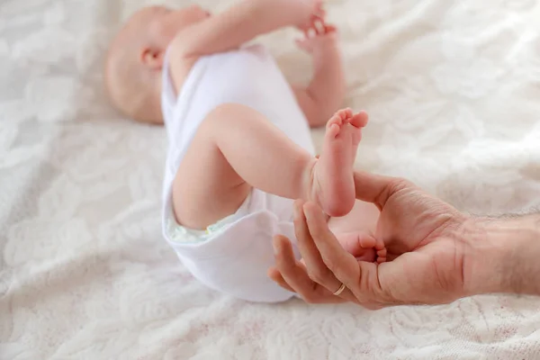Małe Stopy Dziecka Rękach Ojca Szczęśliwa Macierzyństwo — Zdjęcie stockowe