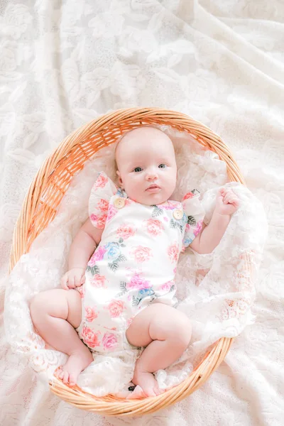 Lindo Bebé Con Ropa Impresión Floral Encuentra Una Canasta Mimbre —  Fotos de Stock